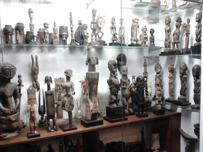 Vitrine2-gross-foundation